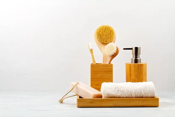 Bamboo acessories for bath - bowl, soap dispenser, brushes, tooth brush, towel and organic dry shampoo for personal hygiene — 스톡 사진