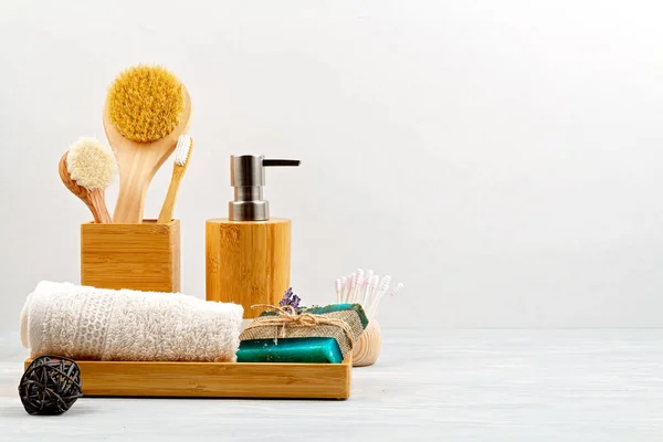 Bamboo acessories for bath - bowl, soap dispenser, brushes, tooth brush, towel and organic dry shampoo for personal hygiene — 스톡 사진