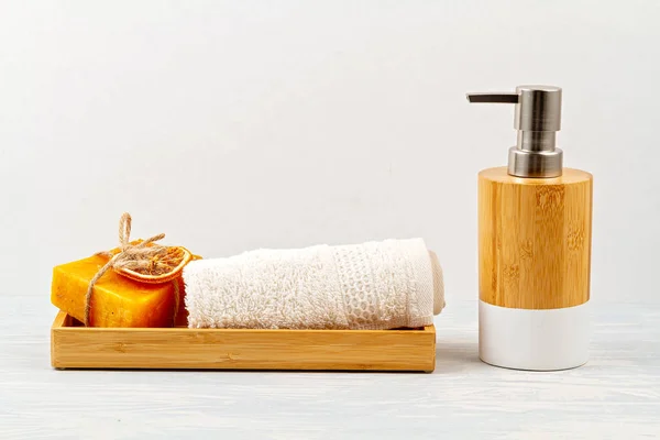 Bamboo acessories for bath - bowl, soap dispenser, brushes, tooth brush, towel and organic dry shampoo for personal hygiene — 스톡 사진