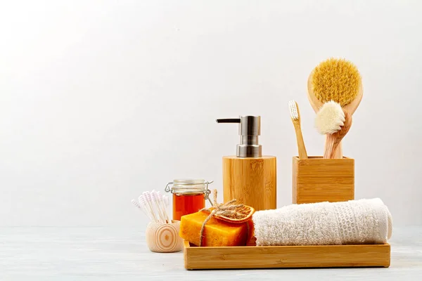 Bamboo acessories for bath - bowl, soap dispenser, brushes, tooth brush, towel and organic dry shampoo for personal hygiene — 스톡 사진