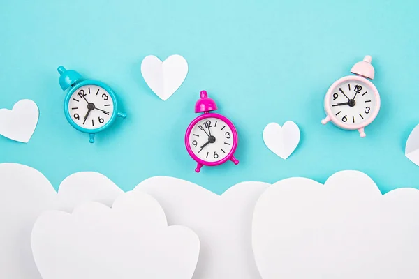 White paper hearts, alarm clocks and clouds over the tuquiose background. Sainte Valentine, mother's day, birthday greeting cards, invitation, celebration concept — 스톡 사진