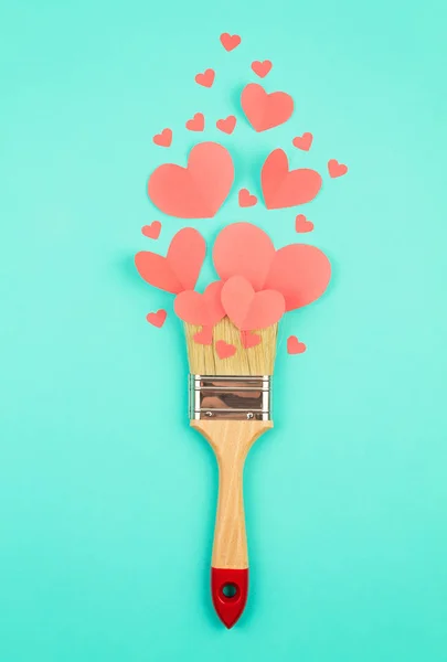 Cuori di carta e pennello su sfondo blu pastello. Amore, San Valentino, Festa della mamma, biglietti di auguri di compleanno, invito, concetto di festa — Foto Stock