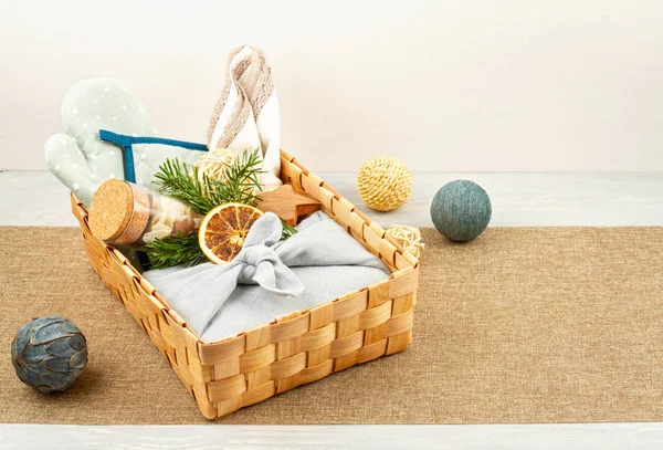 Noel ve diğer tatiller için sıfır atık ev yapımı hediyeler. Kırsal, yeniden kullanılabilir, plastiksiz çevre dostu ambalaj