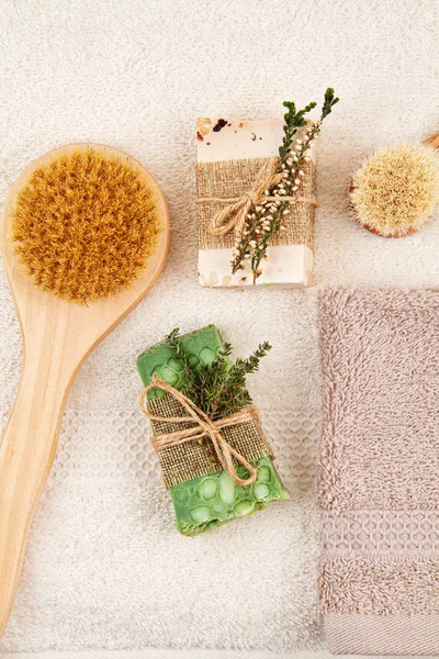 Hecha a mano jabón natural, champú seco y accesorios de baño, spa ecológico, concepto de cuidado de la piel de belleza. Pequeña empresa, idea de compras éticas — Foto de Stock