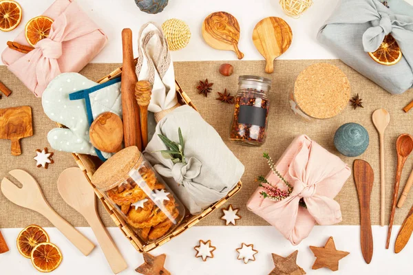 Null Abfall hausgemachte Geschenke für Weihnachten und andere Feiertage. rustikale, wiederverwendbare, umweltfreundliche Verpackungen ohne Kunststoff — Stockfoto