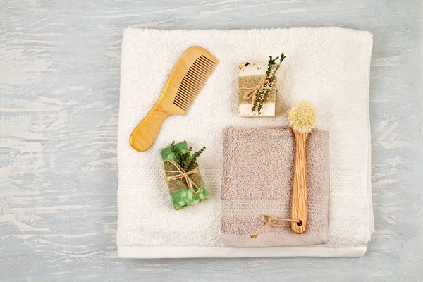 Hecha a mano jabón natural, champú seco y accesorios de baño, spa ecológico, concepto de cuidado de la piel de belleza. Pequeña empresa, idea de compras éticas — Foto de Stock