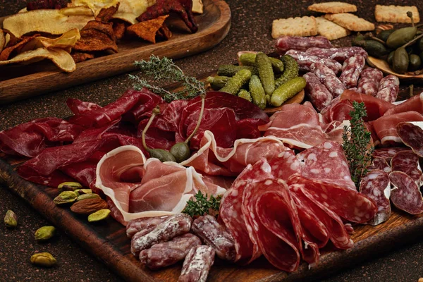 Vorspeisentafel mit verschiedenen Antipasti, Käse, Wurst, Snacks und Wein. Wurst, Schinken, Tapas, Oliven, Käse und Cracker zum Buffet. — Stockfoto