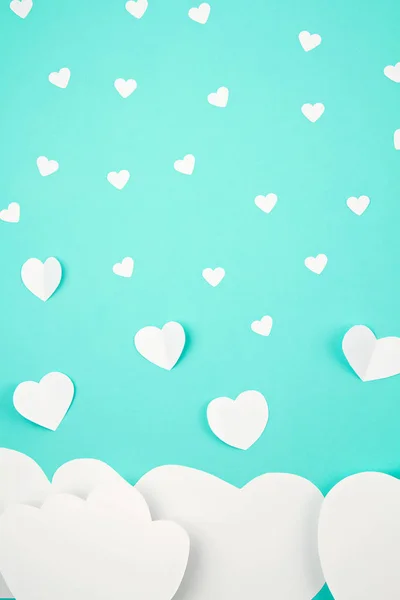 Белые бумажные сердца и облака на смокинговом фоне. Святого Валентина, День матери, поздравительные открытки, приглашение, праздничная концепция — стоковое фото