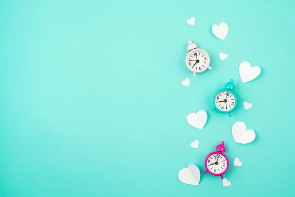 Witte papieren hartjes, wekkers en wolken over de tuquiose achtergrond. Sainte Valentine, Moederdag, verjaardagskaarten, uitnodiging, feestelijk concept — Stockfoto