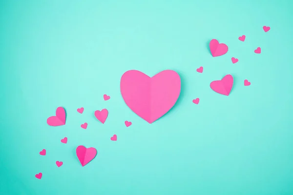 Corações de papel rosa sobre o fundo tuquiose. Sainte Valentine, dia da mãe, cartões de aniversário, convite, conceito de celebração — Fotografia de Stock