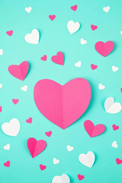 Rosa Papierherzen über dem tuquiösen Hintergrund. Valentinstag, Muttertag, Geburtstagsgrußkarten, Einladung, Festkonzept — Stockfoto