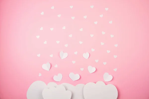 Corações de papel e nuvens sobre fundo rosa. Amor, Sainte Valentine, dia da mãe, cartões de felicitações de aniversário, convite, conceito de celebração — Fotografia de Stock