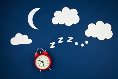 Mavi pastel arka planda klasik alarm saati horlaması. Düz yat, üstten bak, maket yap