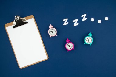 Mavi pastel arka planda klasik alarm saati horlaması. Düz yat, üstten bak, maket yap