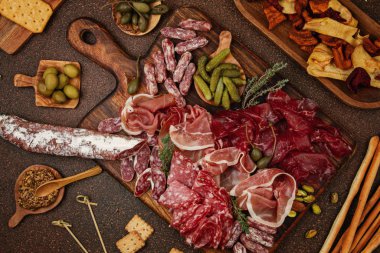 Farklı aperatifler. Antipasti, peynir, şarküteri, aperatif ve şarap. Açık büfe partisi için sosis, jambon, tapas, zeytin, peynir ve kraker.