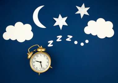 Mavi pastel arka planda klasik alarm saati horlaması. Düz yat, üstten bak, maket yap