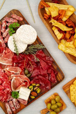 Farklı aperatifler, antipasti, şarküteri, aperatif ve şarap. Açık büfe partisi için sosis, jambon, tapas, zeytin, peynir ve kraker