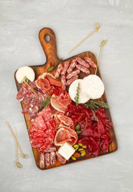 Farklı aperatifler, antipasti, şarküteri, aperatif ve şarap. Açık büfe partisi için sosis, jambon, tapas, zeytin, peynir ve kraker