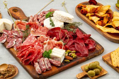 Farklı aperatifler, antipasti, şarküteri, aperatif ve şarap. Açık büfe partisi için sosis, jambon, tapas, zeytin, peynir ve kraker