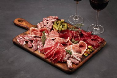 Farklı aperatifler. Antipasti, peynir, şarküteri, aperatif ve şarap. Açık büfe partisi için sosis, jambon, tapas, zeytin, peynir ve kraker.