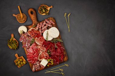 Farklı aperatifler, antipasti, şarküteri, aperatif ve şarap. Açık büfe partisi için sosis, jambon, tapas, zeytin, peynir ve kraker