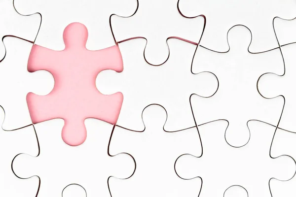 Puzzle bianco su sfondo rosa con pezzi mancanti. Elementi incompleti, concetto di ricerca di soluzioni — Foto Stock