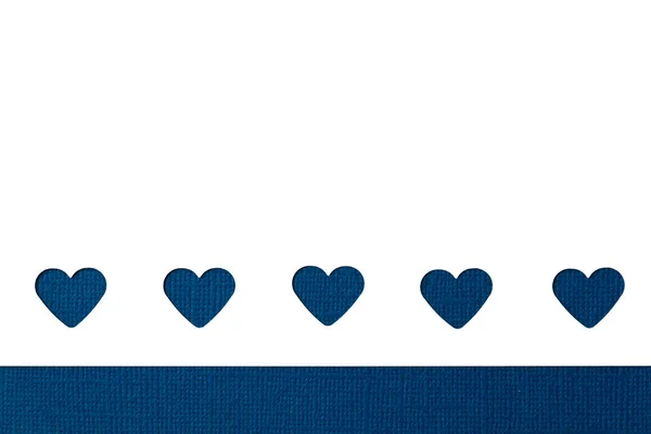 Knip papieren harten decoratie. Sainte Valentine, Moederdag, verjaardagskaarten, uitnodiging, feestelijk concept. — Stockfoto