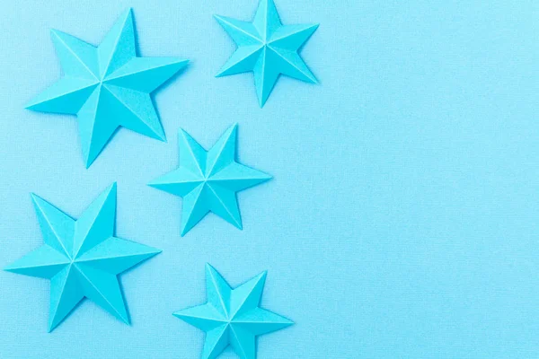 Fondo abstracto con coloridas estrellas de origami de papel. Vacaciones, celebración, cumpleaños, tarjeta de felicitación, invitación, concepto de bricolaje —  Fotos de Stock