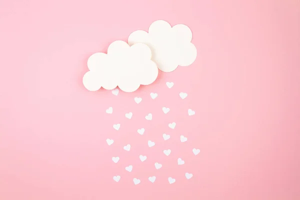 Papel branco corações e nuvens sobre fundo rosa. Fundo abstrato com formas de corte de papel. Sainte Valentine, dia da mãe, cartões de aniversário, convite, celebração — Fotografia de Stock