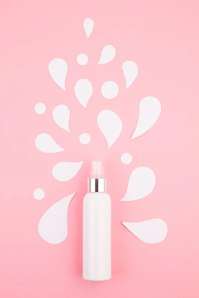 Kosmetická láhev na pastelově moderním papírovém pozadí s papírovými šplouchnutími. Mock-up pro značkování balíčků produktů — Stock fotografie