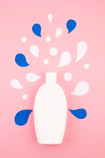 Καλλυντικό μπουκαλάκι σε παστέλ μοντέρνο χάρτινο φόντο με πιτσιλιές χαρτιών. Προσομοίωση για το εμπορικό σήμα συσκευασίας προϊόντος — Φωτογραφία Αρχείου