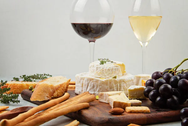 French cheese plate and a glass of wine for buffet party. Traditional french and italian entires — Stock Photo, Image