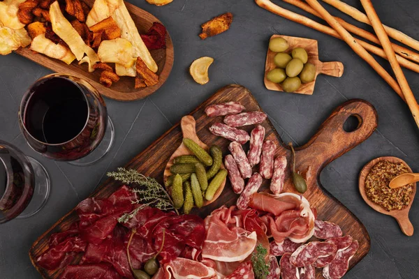 Mesa de aperitivos com diferentes antipasti, queijo, charcutaria, lanches e vinho. Salsicha, presunto, tapas, azeitonas, queijo e bolachas para festa buffet . — Fotografia de Stock