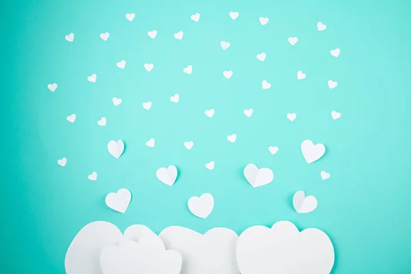 Witte papieren hartjes en wolken over de tuquiose achtergrond. Sainte Valentine, Moederdag, verjaardagskaarten, uitnodiging, feestelijk concept — Stockfoto