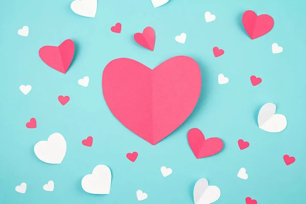 Roze papieren hartjes over de tuquiose achtergrond. Sainte Valentine, Moederdag, verjaardagskaarten, uitnodiging, feestelijk concept — Stockfoto