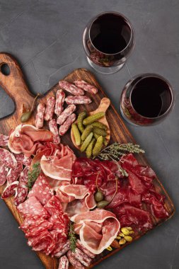 Farklı aperatifler. Antipasti, peynir, şarküteri, aperatif ve şarap. Açık büfe partisi için sosis, jambon, tapas, zeytin, peynir ve kraker.