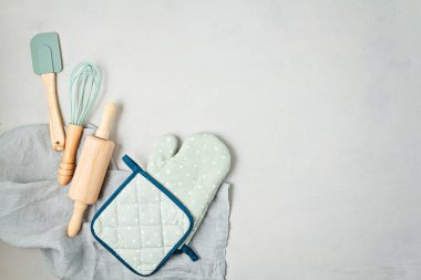 Mutfak aletlerinin üst görüntüsü. Aşçılık günlüğü, dersler ve tarif metni kavramı