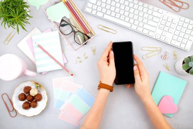 Klavye ve ofis malzemeleri üst görünümü. İletişim ağı konsepti. Çevrimiçi eğitim, Teknoloji geçmişi. Çevrimiçi iş, ev ofisi, bilgi blogu kavramı