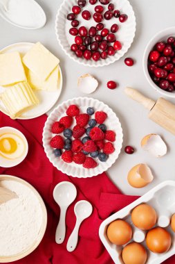 Rustik hamur işi malzemeleri düz yerde yatıyordu. Ev yapımı hamur işi, fırın. Üst görünüm düz arkaplan.