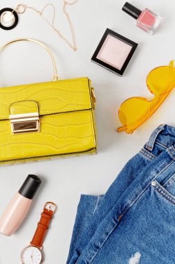 Kadın moda aksesuarları, makyaj malzemeleri ve el çantası. Güzellik blogu, kentsel kıyafet ve moda trendleri konsepti