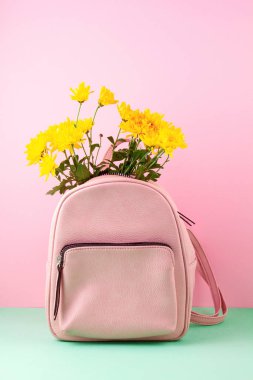 Güzel kızlar çiçeklerle dolu bir çanta. Kadın şehir modası, alışveriş, süslü fikirler, bahar ve yaz tarzı.