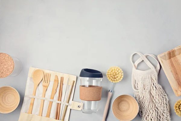 Kit de cero residuos. Conjunto de cubiertos de bambú ecológicos, bolsa de algodón de malla, vaso de café reutilizable y botella de agua. Idea sostenible, ética, libre de plástico —  Fotos de Stock