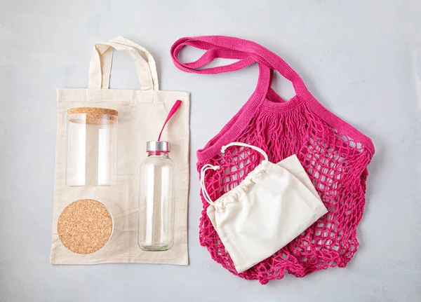 Kit de cero residuos. Bolsa de algodón de malla, recipientes de vidrio reutilizables y botella de agua. Compras sostenibles, éticas, concepto libre de plástico — Foto de Stock