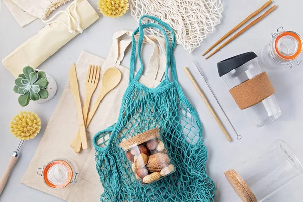 Concepto de cero residuos. Conjunto de cubiertos de bambú ecológicos, bolsa de algodón de malla, vaso de café reutilizable. Compras sostenibles y éticas, estilo de vida libre de plástico —  Fotos de Stock