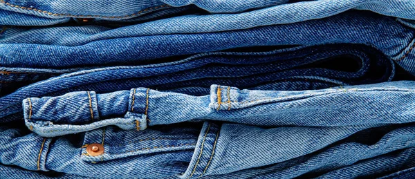 一堆经典的蓝色牛仔裤 城市服装 基本的基本衣橱 购物理念 — 图库照片
