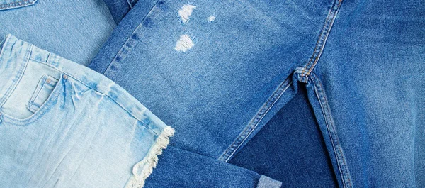Flat lay de jeans azuis clássicos. Roupa urbana, guarda-roupa essencial básico, conceito de compras. Vista superior . — Fotografia de Stock