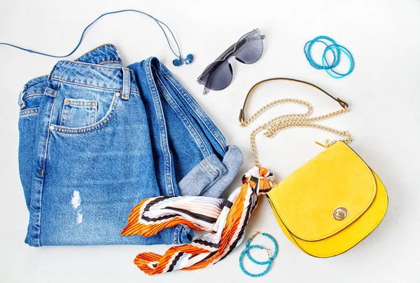 Puesta plana con accesorios de moda mujer en colores amarillos. Blog de moda, estilo de verano, compras y tendencias idea — Foto de Stock