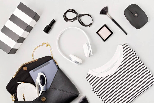 Женская одежда и аксессуары, сумка, блокнот, макияж и наушники в черно-белых цветах. Красота, городской наряд и модные тенденции
