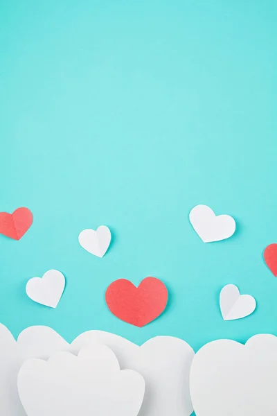 Witte papieren hartjes en wolken over de tuquiose achtergrond. Sainte Valentine, Moederdag, verjaardagskaarten, uitnodiging, feestelijk concept — Stockfoto