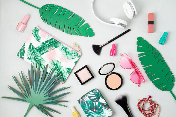 Женская одежда и аксессуары, солнцезащитные очки, макияж и наушники. Красота, городской наряд и модные тенденции
